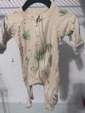 Kyte BABY Neutral Cactus & Green Succulent Zip Footie